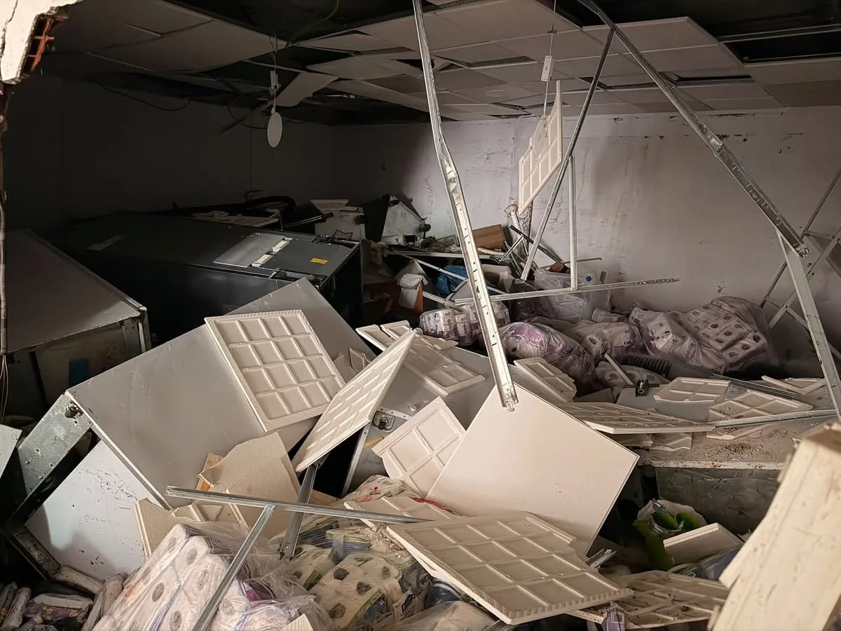 Ingestort plafond en puin in de opslagruimte van restaurant Cha Cha in Jávea na DANA Adam