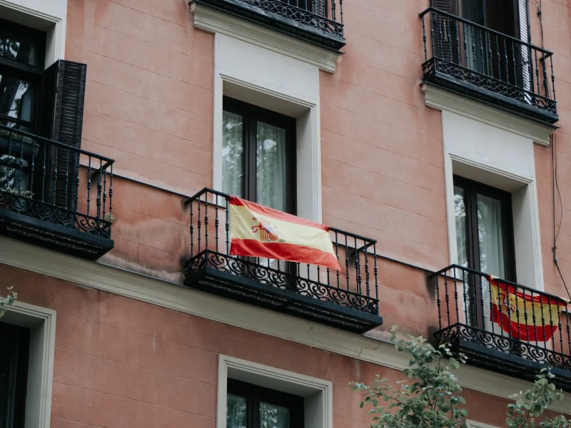 Spaanse vlag aan een balkon