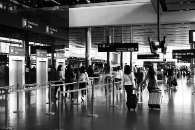 Vertrekhal van een Spaanse luchthaven met reizigers