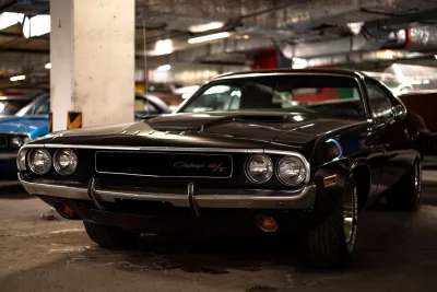 Afgedekte auto in een garage