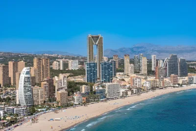 Luchtfoto van het strand van Benidorm met het iconische Intempo-gebouw.