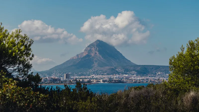 De Montgó boven de kust bij Jávea