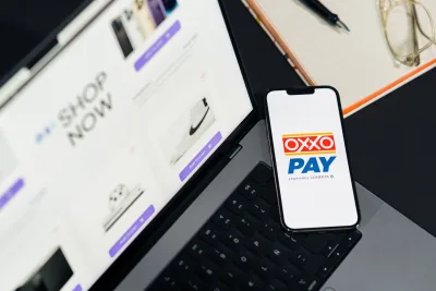 Laptop en telefoon bij het inloggen op een overheidsloket