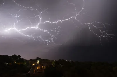 Een adembenemend uitzicht op een bliksemstorm die de lucht 's nachts verlicht.