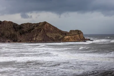 Regen en golven aan de kust
