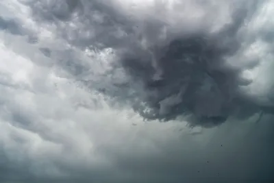 Zware regenbuien boven de kust