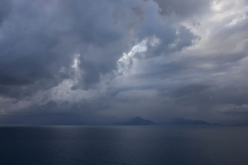 Donkere regenwolken boven zee
