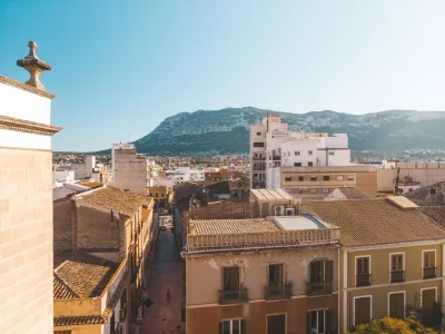 Indrukwekkende luchtfoto van Valencia met charmante historische architectuur tegen een achtergrond van bergen.