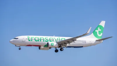 Vliegtuig op de startbaan van een luchthaven