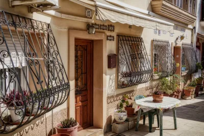 Pittoresk terras met decoratief metaalwerk in Alicante, Spanje.