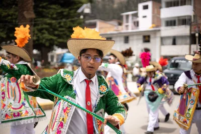 Optocht tijdens een Spaans dorpsfeest