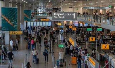 Reiziger met een cabinekoffer op een luchthaven