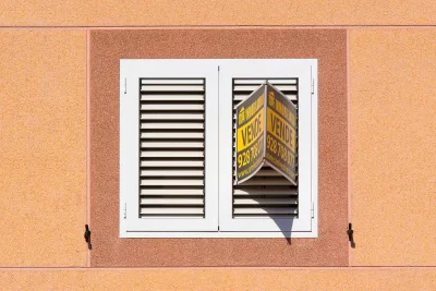Bord met te koop bij een woning aan de Spaanse kust