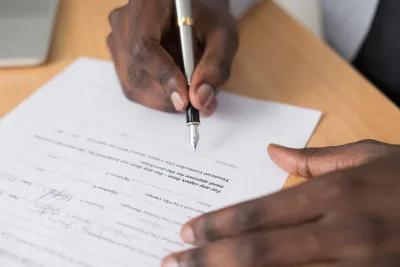 Hypotheekakte met een pen op tafel
