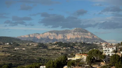 Straatbeeld in het oude dorp van Javea met de Montgo op de achtergrond