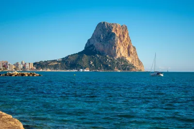 Appartementen en de rots Peñón de Ifach in Calp