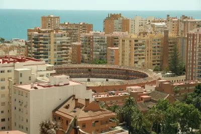 Uitzicht over Málaga met de haven en het strand van La Malagueta
