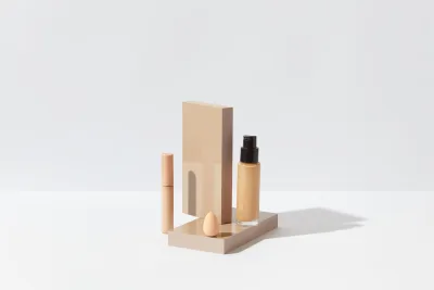 Verzorgingsproducten en parfum in een winkelschap