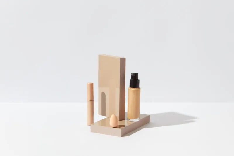 Verzorgingsproducten en parfum in een winkelschap