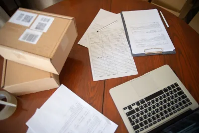 Paspoort en documenten op een bureau