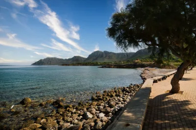 Prachtig uitzicht op de kust vanaf de promenade in Colonia de Sant Pere, Mallorca, Spanje.