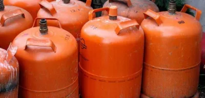 Oranje butaanfles naast een Spaanse keuken