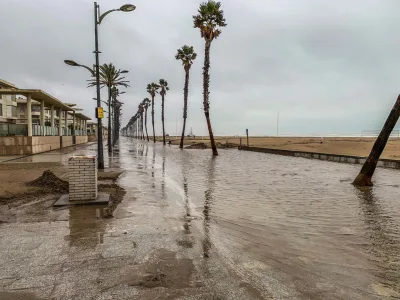 Ondergelopen straat na zware regenval in Spanje