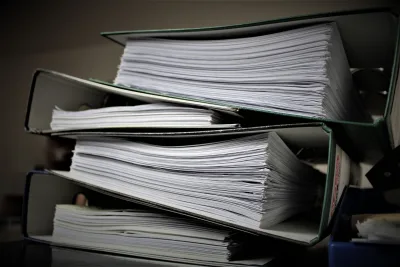 Stapel documenten en mappen op een bureau