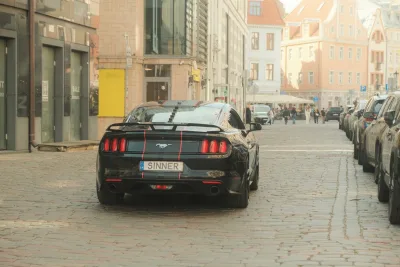 Geparkeerde autos in een smalle Spaanse straat