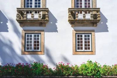 Witte tuinmuur bij een mediterrane villa