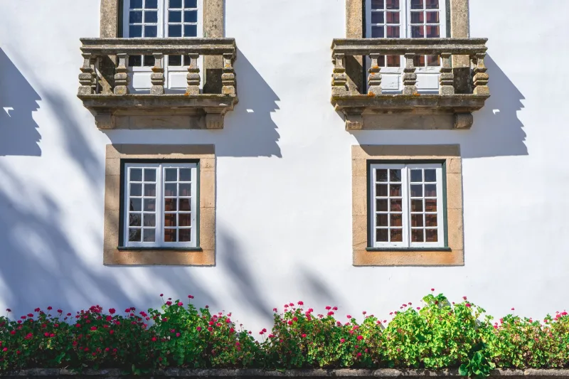 Witte tuinmuur bij een mediterrane villa