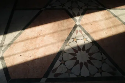 Interieur van een Spaanse woning met tegelvloer in de winterzon