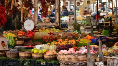 Kraam met verse groente en fruit op een Spaanse markt