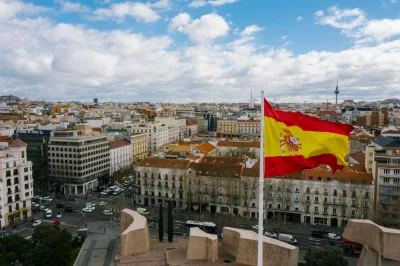 Luchtfoto van Madrid, Spanje, met de Spaanse vlag prominent weergegeven, die de essentie van de stad vastlegt.