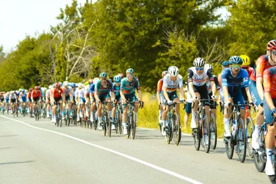 Fietswedstrijd in Saint-Aulaye-Puymangou, die teamwork en uithoudingsvermogen toont.