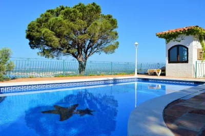Terras met zwembad bij een Spaanse vakantiewoning