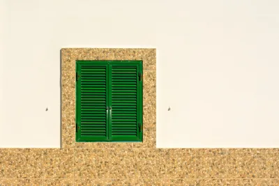 Gesloten luiken van een Spaanse vakantiewoning