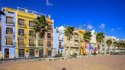 Kleurige huizen aan het strand van Villajoyosa