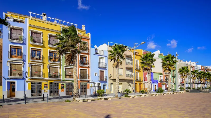 Kleurige huizen aan het strand van Villajoyosa