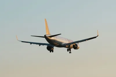 Vliegtuig in de landing bij de luchthaven van Alicante