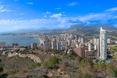 Skyline van Benidorm met hoogbouw langs het strand