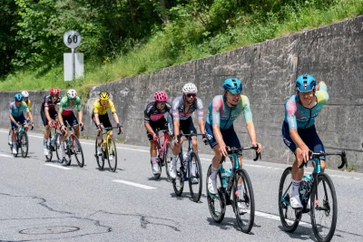 Wielrenners op een bergweg in het achterland van de Costa Blanca