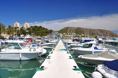 De jachthaven en kustlijn van Moraira aan de Costa Blanca