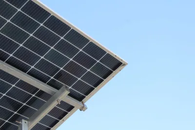 Zonnepanelen op het dak van een Spaanse villa