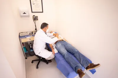 Arts in gesprek met een patient in een spreekkamer