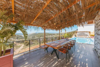 Privézwembad met terras bij een Spaanse villa