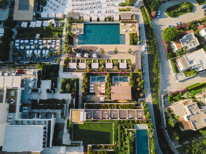 Zwembaden bij villa's aan de Spaanse kust, gezien vanuit de lucht